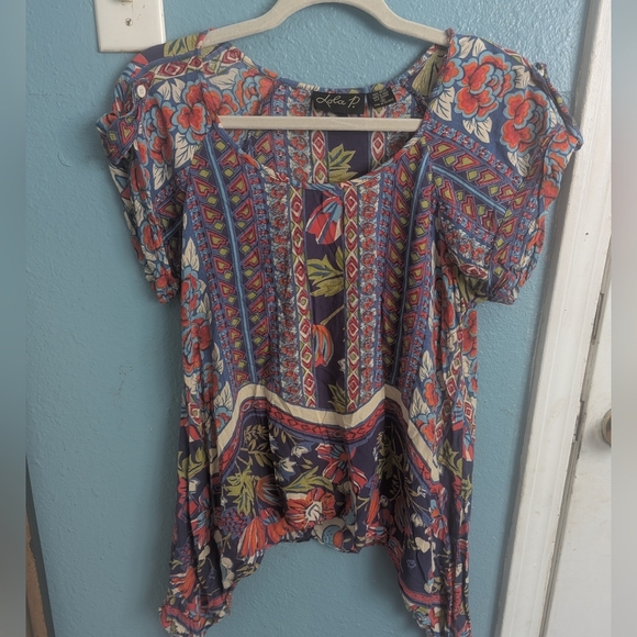 Lo La P Kaktus Red and Blue Flutter Sleeve Asymmetrical Blouse - Picture 2 of 5